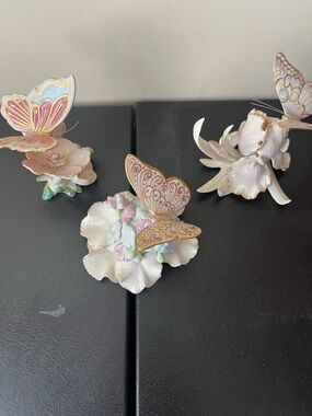 Porcelain Butterfly on Pastel Flower Figurine Excellent Condition